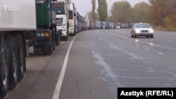 Очередь из грузовых машин на трассе в Кыргызстане у пограничного пропуска на границе с Казахстаном.