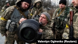 Бойцы Сил территориальной обороны ВСУ тренируются с противотанковой установкой NLAW во время военной подготовки на фоне вторжения России в Украину. Киев, 9 марта 2022 года