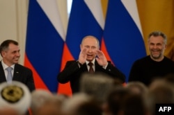 Президент Володимир Путін (по центру) після підписання договору про входження українського півострова Крим до складу Росії, 18 березня 2014 року