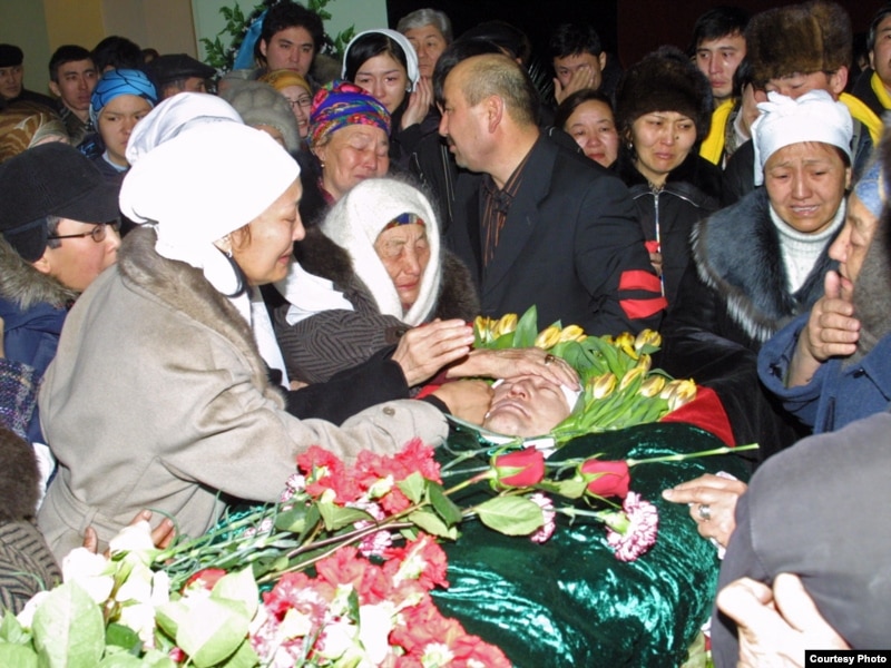 У гроба Алтынбека Сарсенбаева в день похорон. Алматы, 15 февраля 2006 года.