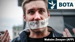 Një person duke protestuar kundër kufizimeve në internet në Moskë më 2017. 