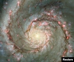 کهکشان گرداب، یک کهکشان مارپیچی کلاسیک، با فاصله ۳۰ میلیون سال نوری از زمین و وسعت ۶۰ هزار سال نوری؛ این تصویر ترکیبی دیجیتالی است از یک تصویر زمینی از یک تلسکوپ با تصویری فضایی که هابل ارسال کرده است.