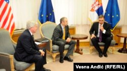 Američki ambasador Kajl Skot, šef Delegacije EU u Srbiji Majkl Davenport i premijer Srbije Aleksandar Vučić, juni 2016.