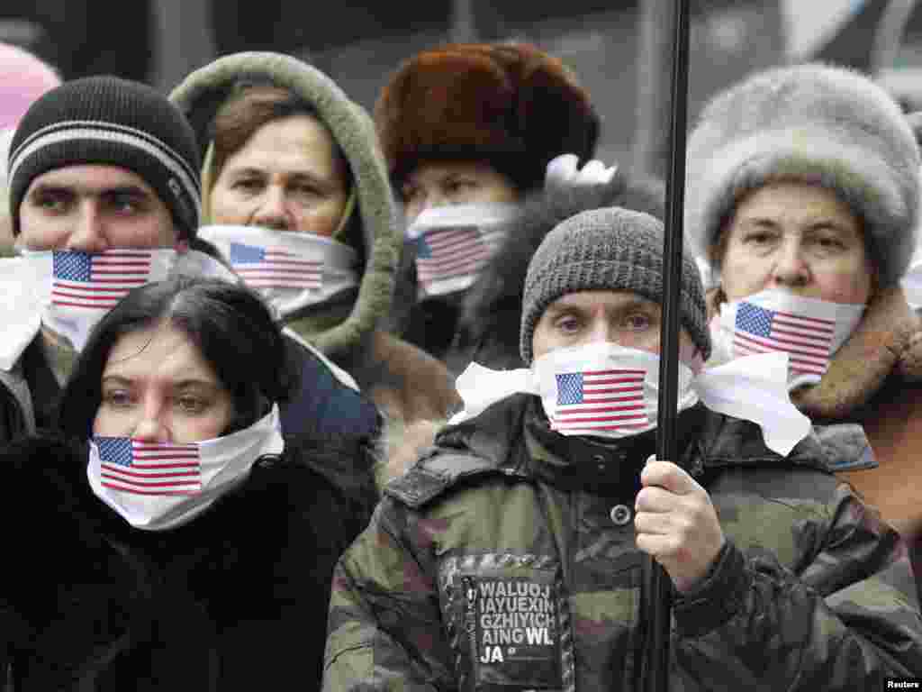 Aktivistë ukrainas protestojnë në mbështetje të themeluesit të WikiLeaks-it, Zhulian Asanzh...