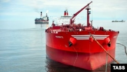 Россиийский танкер загружается нефтью, чтобы отвезти её в США