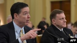 James Comey - FBI (stînga) și Mike Rogers - NSA audiați la Comisia pentru serviciile de informații din Camera Reprezentanților, Capitol Hill, Washington, 20 martie 2017