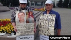 Пенсионеры Владимир и Валентина Тарасовы на центральной площади Усть-Каменогорска проводят акцию протеста. 6 июля 2016 года.