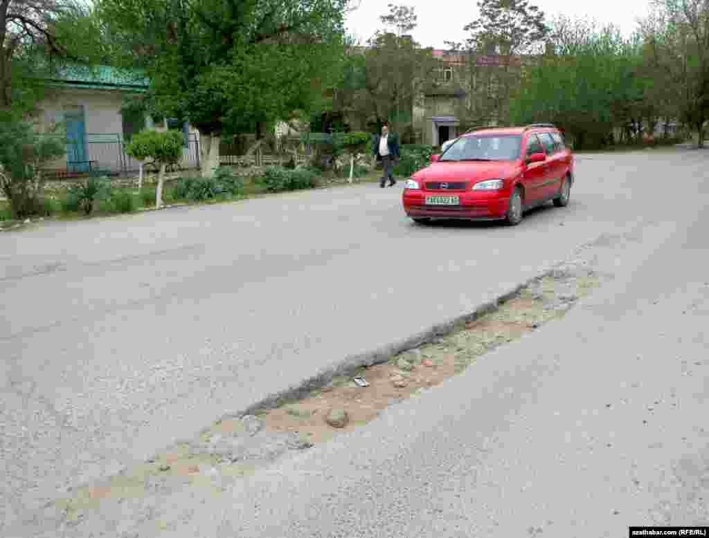 Aşgabadyň 10-njy etrapçasyndaky ýollaryň birinde emele gelen nogsanlyk.