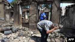 Этнический узбек на руинах собственного дома в Оше.14 июня 2010 года 