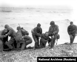 "Омаха-бич". Американские солдаты помогают товарищам с потопленной баржи