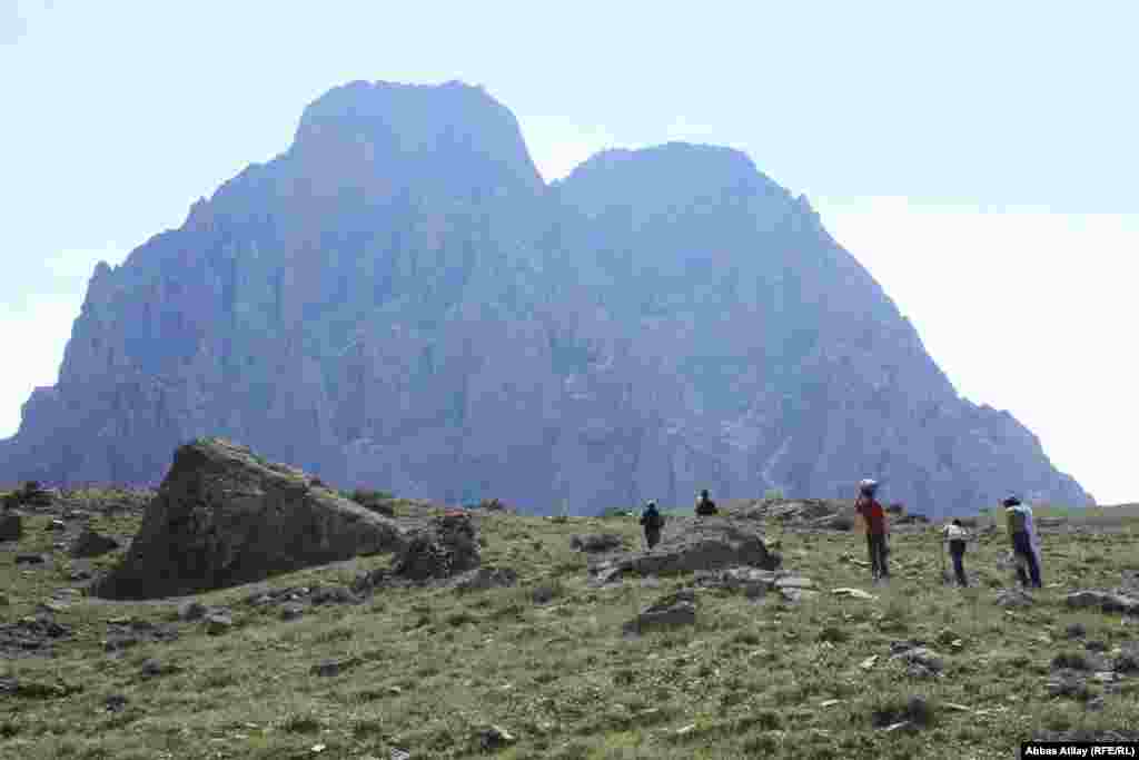 İlanlı dağa qalxmaq istəyən qrup.