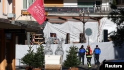 Cотрудники экстренных служб на месте взрыва и пожара в баре Le Constellation, Швейцария, 1 декабря 2025 года