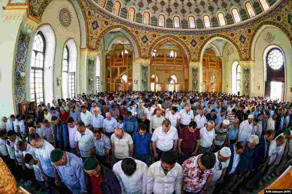 Молитва в мечети Баку. 15 июня 2018 года.