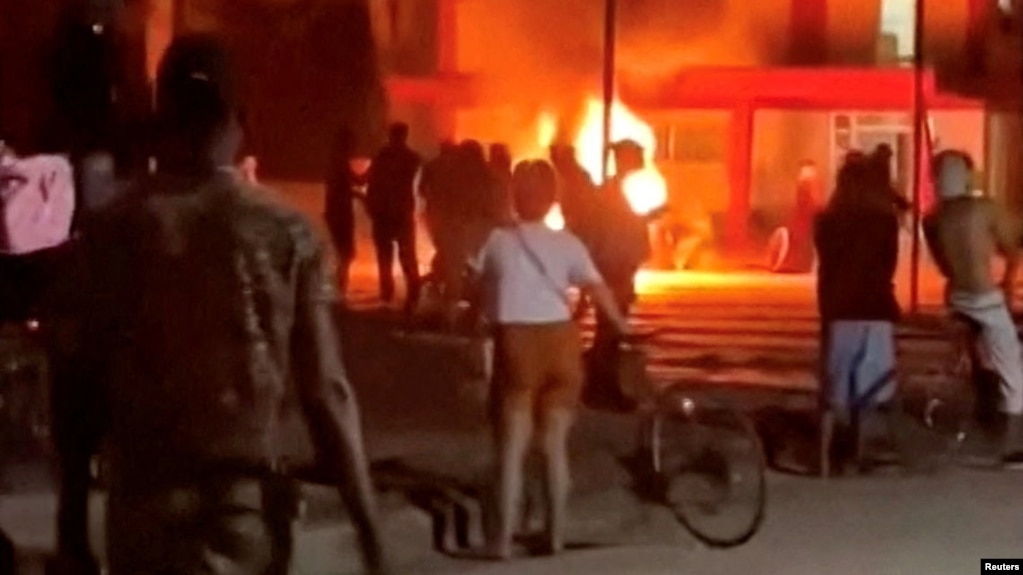 هجوم معترضان به دفتر حزب کمونیست در شهر مورون کوبا. شامگاه شنبه ۲۳ اسفند