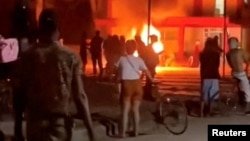 هجوم معترضان به دفتر حزب کمونیست در شهر مورون کوبا. شامگاه شنبه ۲۳ اسفند