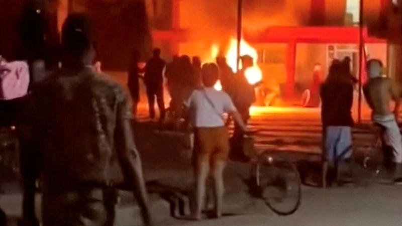 حملهٔ معترضان به دفتر حزب کمونیست در کوبا در پی قطعی مکرر برق و کمبود مواد غذایی