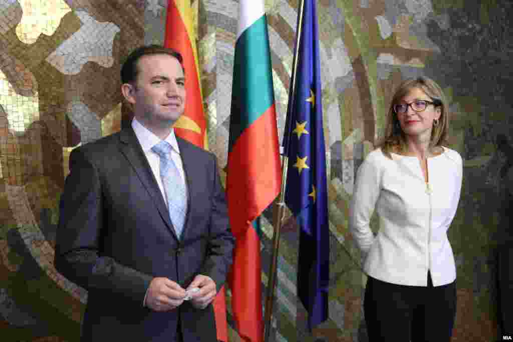 МАКЕДОНИЈА / БУГАРИЈА - Апсолутно е јасна поддршката за нас од страна на сите преостанти 26 земји членки на ЕУ. Комуникацијата со официјална Софија продолжува во насока на изнаоѓање решение, имаме волја да продолжиме понатаму, да не изгубиме ниту еден ден, ниту билатералните прашања не треба да бидат пречка за европските процеси, па ниту изборите да бидат пречка за решавање на билатералните разлики, изјави денеска министерот за надворешни работи Бујар Османи.