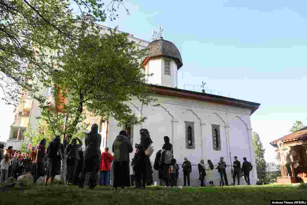 Credincioși ortodocși participă la slujba religioasă oficiată &#238;n Vinerea Mare, la Biserica Bucur Ciobanul din București, Rom&#226;nia.