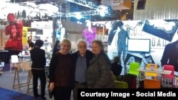 Maria Pilchin cu scritorul Norman Manea și soția sa la Salonul de Carte de la Paris