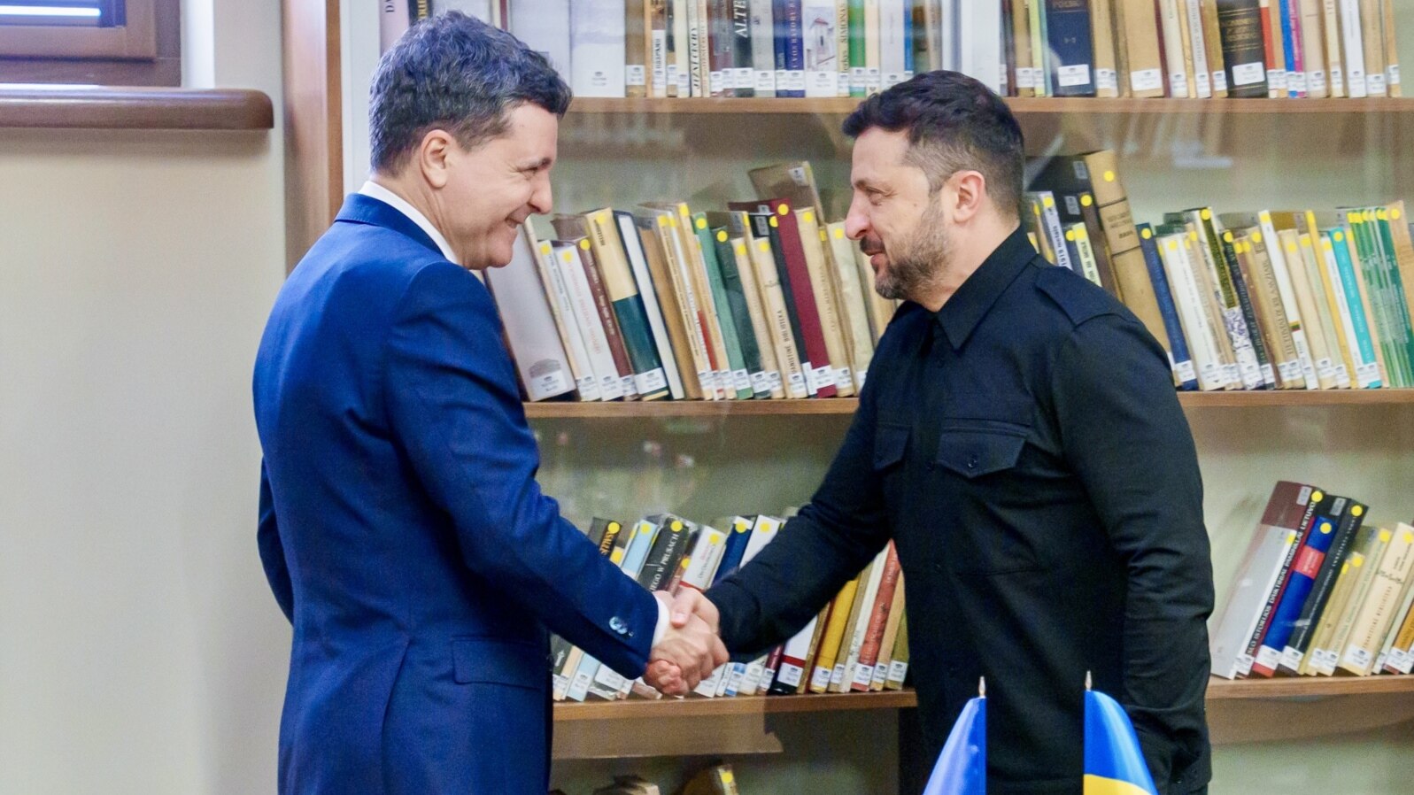 Nicușor Dan (în stânga) și Volodimir Zelenski s-au întâlnit luni, la Vilnius.