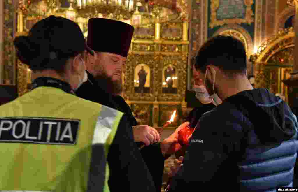 Благодатный огонь доставили из Иерусалима в Кишинев накануне православной Пасхи, 1 мая 2021