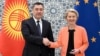 Președinta CE, Ursula von der Leyen, și președintele Kârgâzstanului, Sadîr Japarov, în timpul vizitei oficialei europene în Uzbekistan, aprilie 2025. La Bruxelles există îngrijorarea că anumite produse cu dublă utilizare exportate în Kârgâzstan ar putea fi reexportate în Rusia.