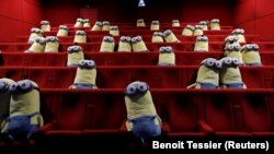 Păpuși într-un cinema din Paris (MK2) pentru a menține distanțarea socială. 