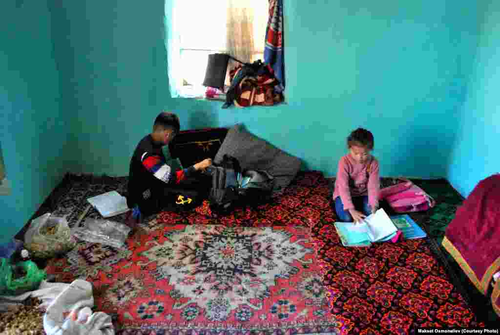 Темиров Улан и его сестренка Мадина готовятся к урокам. Село Сосновка, Жайылский район, Чуйская область.