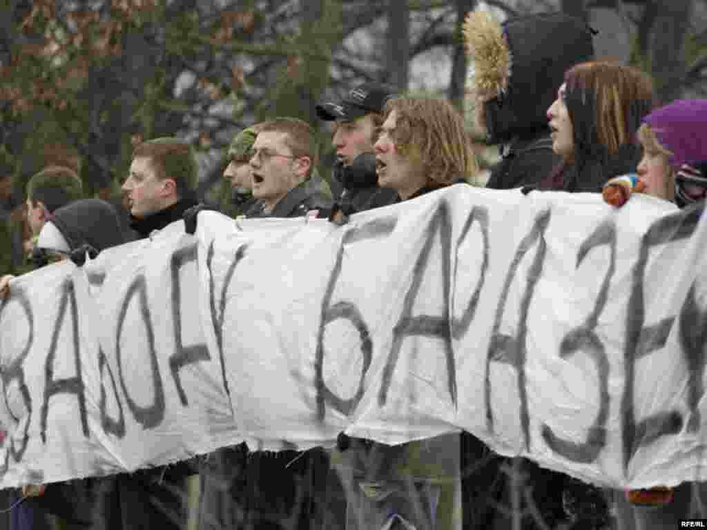 Аляксандра Баразенку прысудзілі да году абмежаваньня волі й вызвалілі ў залі суду - Аляксандра Баразенку прысудзілі да году абмежаваньня волі й вызвалілі ў залі суду