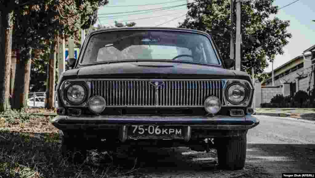 &laquo;Волга&raquo; ГАЗ-24 із радянським номерним знаком на вулиці Севастополя. Радянський автомобіль ГАЗ-24 &laquo;Волга&raquo; серійно вироблявся на Горьківському автомобільному заводі з 1970 по 1986 рік