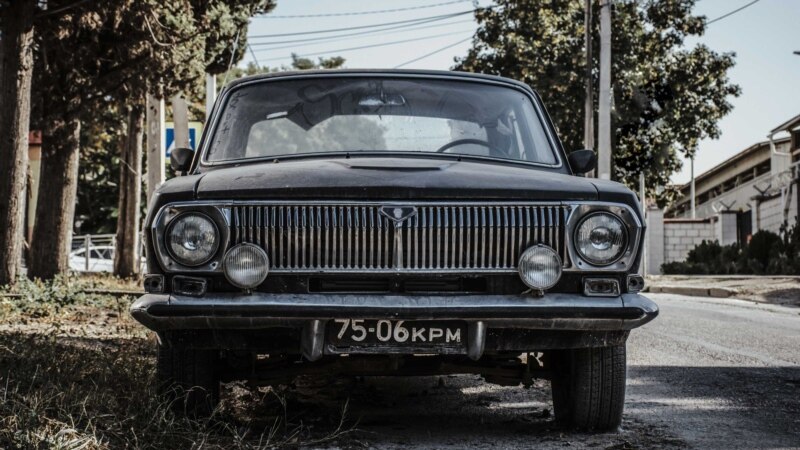 «Волга» ГАЗ-24 с советским номерным знаком на улице Севастополя | Крымское фото дня