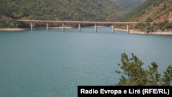 Водойма відома в Сербії як озеро Ґазивода, а в Косово – як озеро Уджман. Дві держави не можуть дійти згоди щодо його назви