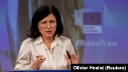 Vera Jourova, az Európai Bizottság alelnöke beszámolót tart az éves jogállamisági jelentésről 2020. szeptember 30-án Brüsszelben.