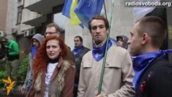 Під посольство Франції принесли «кораблі в морі крові»