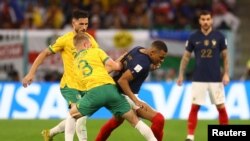 مسابقه فوتبال میان تیم های فرانسه و استرالیا