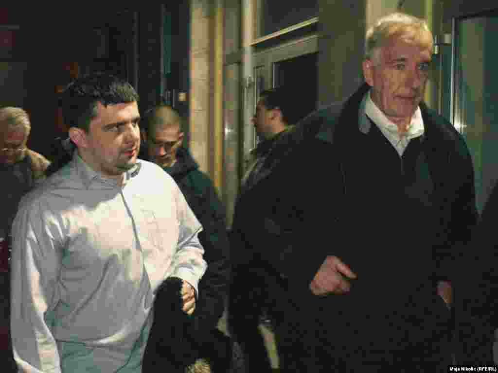 BiH - Jasmin Rendić (L) u pritvoru u Sremskoj Mitrovici proveo je 321 dan, a u Tuzlu ga je dopratio veleposlanik BiH u Srbiji Boriša Arnaut,10.03.2011. Foto: Maja Nikolić