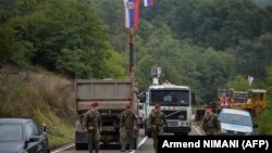 Vojnici NATO-a patroliraju u blizini granice između Kosova i Srbije na Jarinju 28. septembra 2021. godine, dok međunarodna zajednica, predvođena Evropskom unijom, poziva na razgovore za ublažavanje tenzija između Beograda i Prištine.