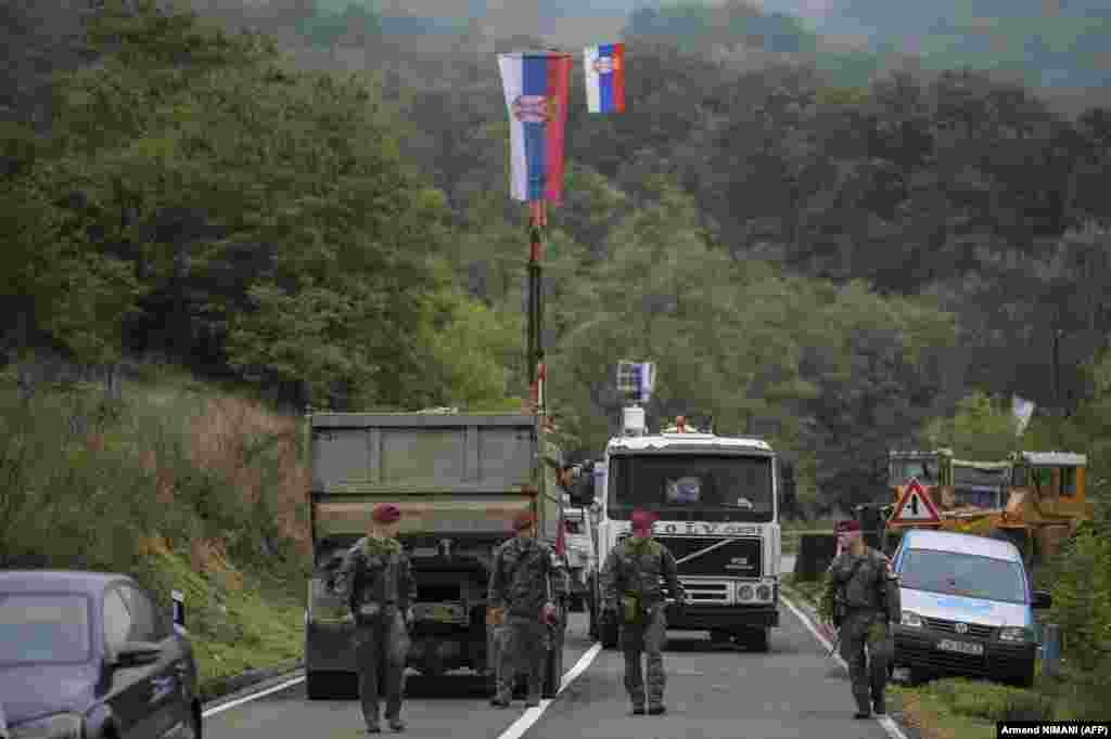 Солдаты НАТО патрулируют неподалеку от пограничного перехода&nbsp;&laquo;Ярина&raquo;, 28 сентября. Международное сообщество во главе с Европейским союзом призвало к переговорам относительно послабления напряжения между Сербией и Косово.&nbsp; НАТО возглавляет миротворческие силы&nbsp;KFOR с 1999 года, в состав которых входит около 4 тысяч военнослужащих из 28 стран, после того, как 78-дневная бомбардировка, проведенная военным альянсом, положила конец войне, в результате которой погибло более 10 тысяч человек