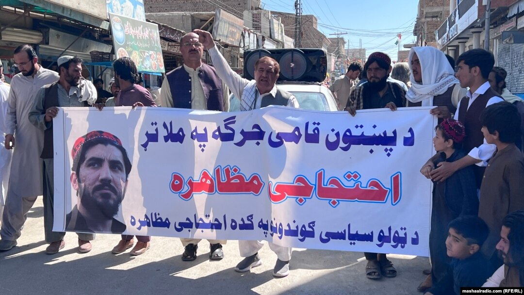 د پي ټي اېم غړي او پلویان د اکتوبر پر ۲۰مه په پښین کې لاریون کوي.