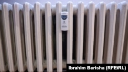 Një radiator me matës të shfrytëzimit të ngrohjes, në një banesë në Prishtinë.