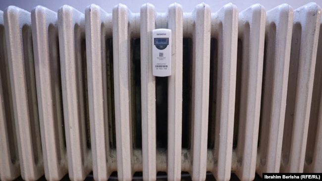 Një radiator me matës të shfrytëzimit të ngrohjes, në një banesë në Prishtinë.