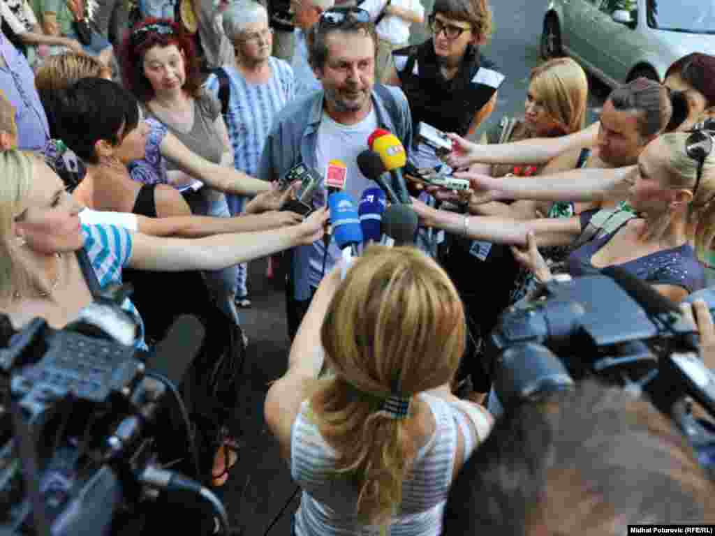 Profesor Zdravko Grebo podržao je akciju potpisivanja peticije za oslobađanje Jove Divjaka, Sarajevo, 13.07.2011. Foto: RSE / Midhat Poturović