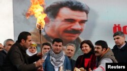 Салоҳиддин Демирташ (дар байн), ҳамраиси ҳизби курдии Сулҳ ва Демократия ҳангоми таҷлил аз Наврӯз дар Истамбул, 17-уми марти соли 2013.