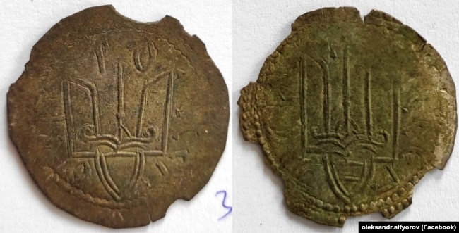 Дві із 38 монет (срібники) періоду України-Русі з «Городницького скарбу». Їх датують 1010–1019 роками