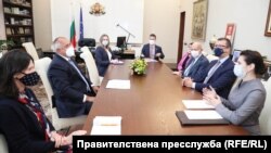 Премиерът Бойко Борисов разговаря с представители на "Локхийд Мартин" и посланик Херо Мустафа
