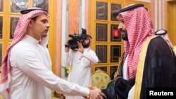 Cауд ханзаадасы Мухаммед бин Салман (оңдо) маркум Жамал Хашогжинин уулу Салах менен жолуккан учур. Эр-Рияд, 23-октябрь, 2018-жыл.