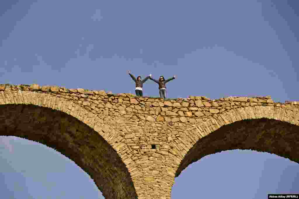 Qanlı Körpü üzərində şəkil çəkdirən əməkdaşlarımız.