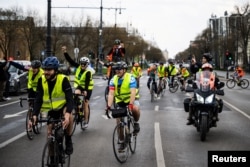  Велосипедисти от Сърбия идват в Будапеща по време на протестното си велошествие в посока към Страсбург, 5 април 2025 година 