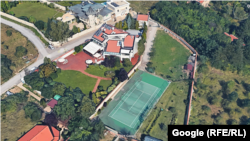  Улицата, заградена с преграда води до два парцела от двете и страни. Футболното игрище, което се вижда също е частно и оградено. 