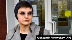 Julija Cvetkova odlazi nakon sjednice suda u Komsomolsku na Amuru 12. aprila 2021.